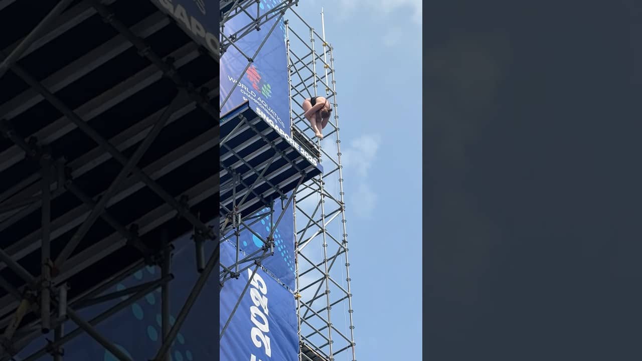Just @mollycarlson1 flying through the air #highdiving #worldaquatics #worldchampionships #slowed
