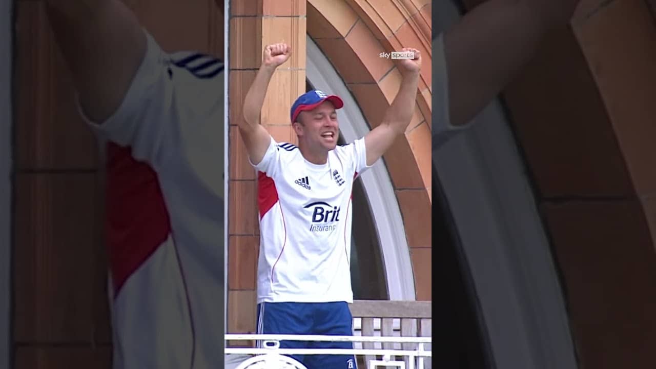 When the England cricket team watched Nasser Hussain take catches, Jonathan Trott LOVED it 🤣❤️