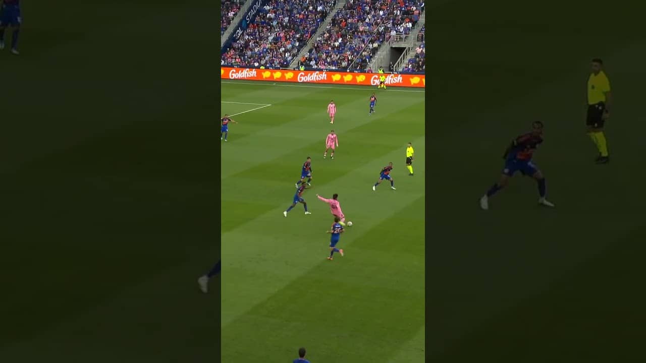 GRÍTALO LEO! El 10 marca su gol número 10 en la temporada. 💫🔟
