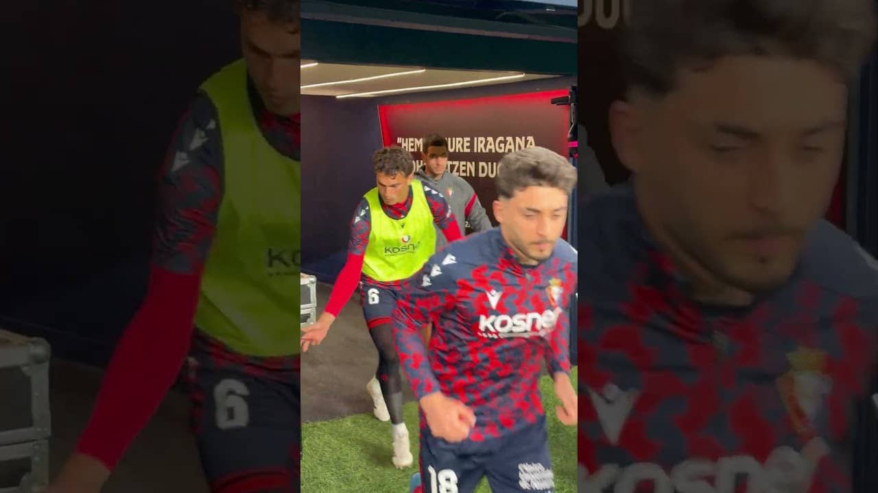 Los jugadores de Osasuna saltan a calentar antes del partido ante el Barcelona #OsasunaBarça