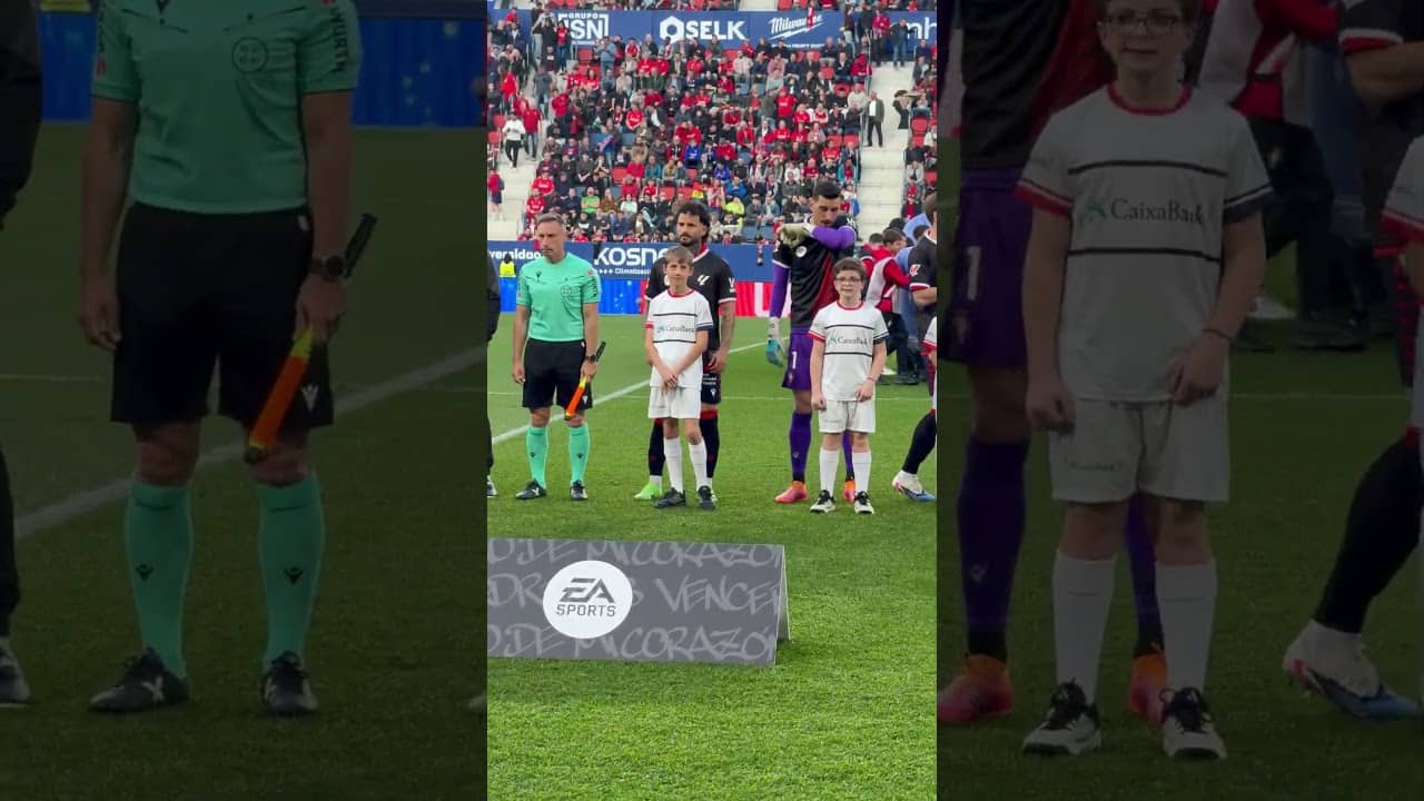 Jugadores de Osasuna y Girona saltan al terreno de juego de El Sadar