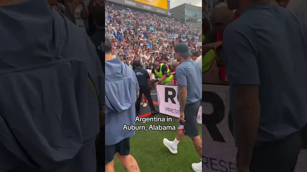 Rodrigo De Paul and Leandro Paredes acknowledging the Argentina fans at Auburn š¤