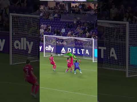 Courage keeper Kailen Sheridan with the reflexes AND the composure in net š„