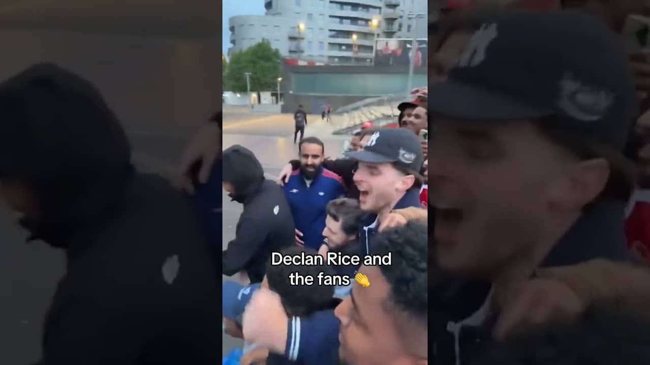 Declan Rice taking pictures with Arsenal fans ❤️ (via al_juste/x)