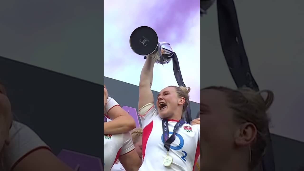 The Red Roses lift the @thewomenssixnationstrophy for the eighth time in a row 🤩 | #redroses