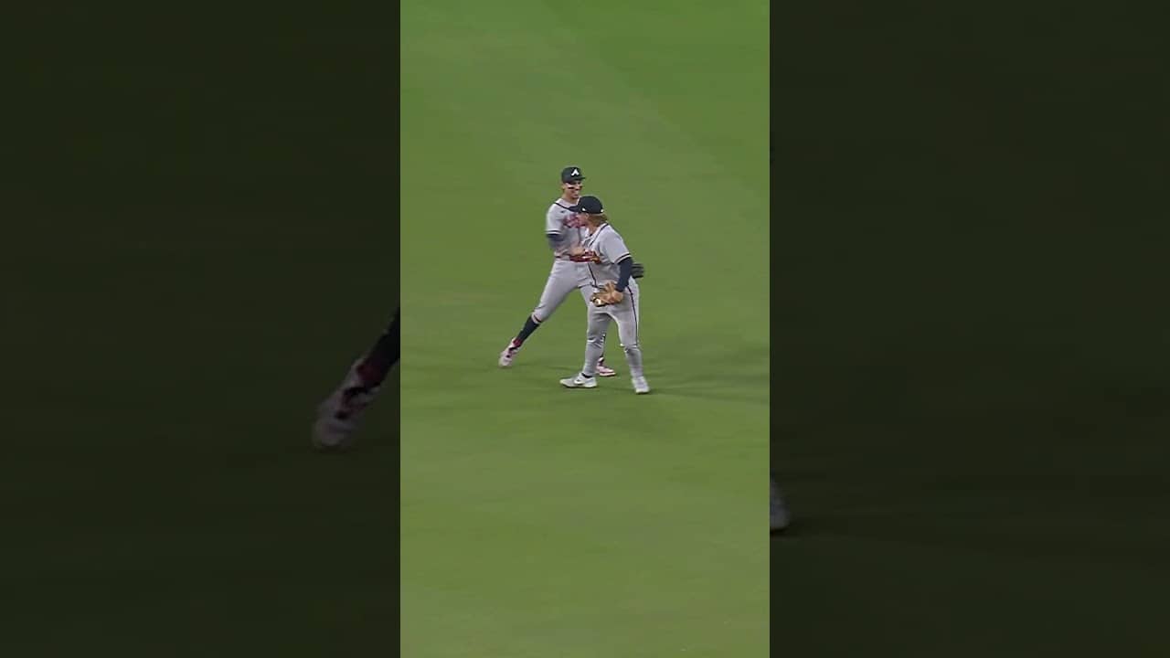 JIM JARVIS MAKES A CATCH YOU NEED TO SEE TO BELIEVE! ๐ฑ