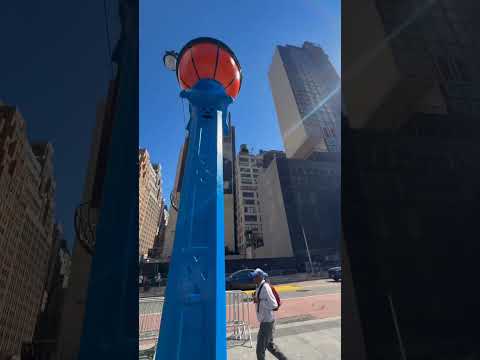The Finals festivities are ever-present in New York with the subways painted blue & orange! 🟠🔵