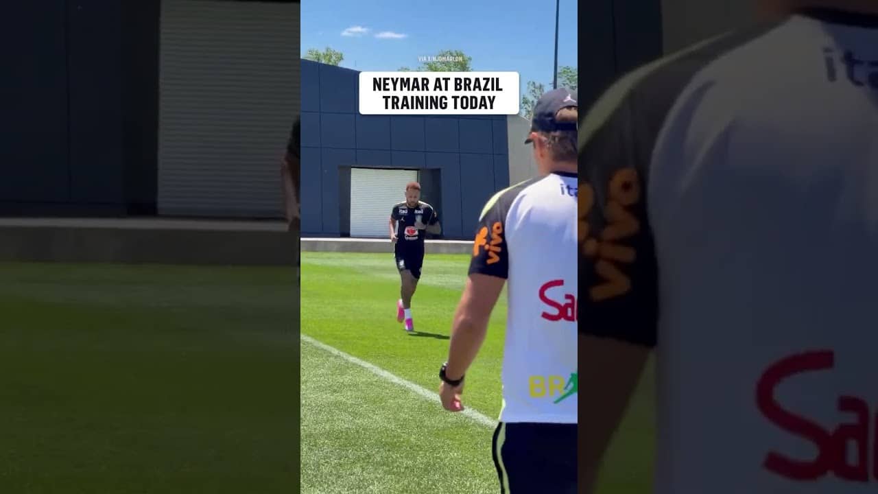 Neymar is getting in touches at Brazil's training 🇧🇷