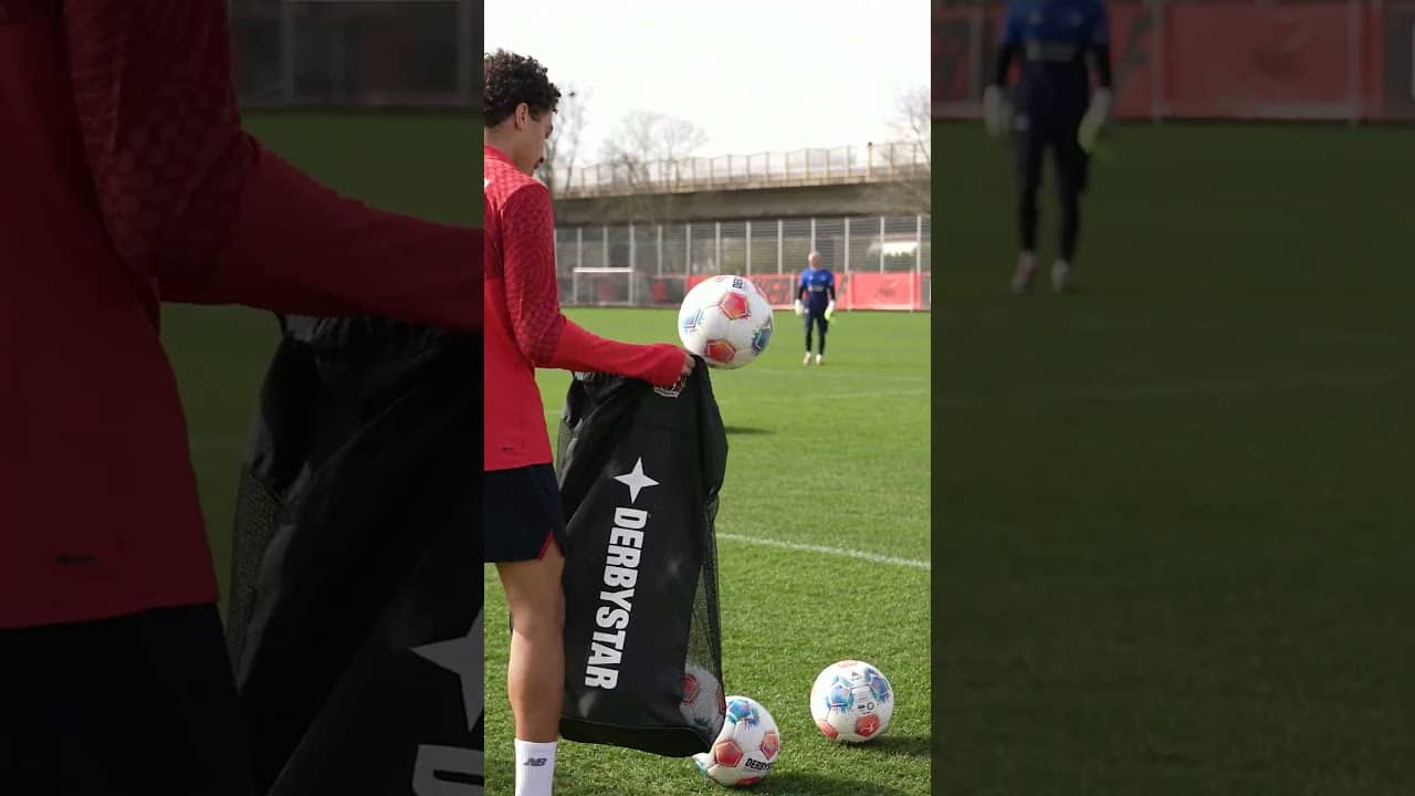 Simon Rolfes: Once a baller, always a baller! 😁⚽️