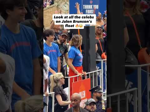 Jalen Brunson rolled through the parade with Mariska Hargitay, Tracy Morgan and Spike Lee š
