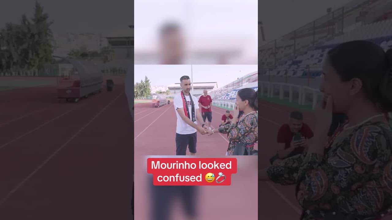 This Roma fan asked for a photo with Mourinho but caught him by surprise 𤣠(via @asroma/TT)