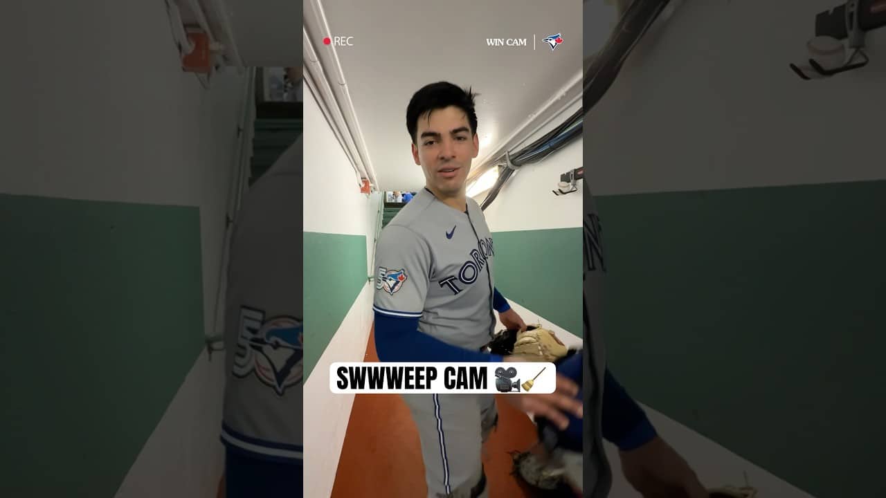 🎶 sWWWeep Caroline 🎶 #MLB #BlueJays #WinCam