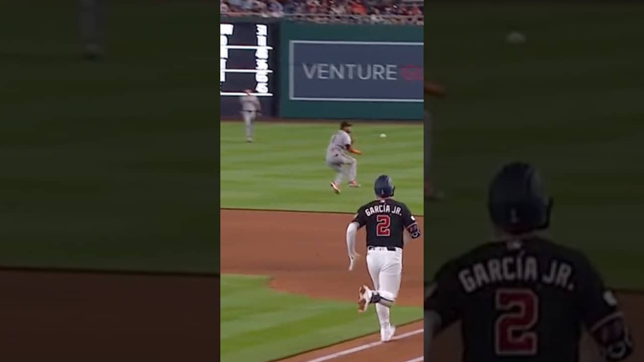 Luis Arraez aura farming in the middle of an MLB game π