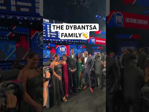 AJ Dybantsa takes a picture with the family before the draft 👏