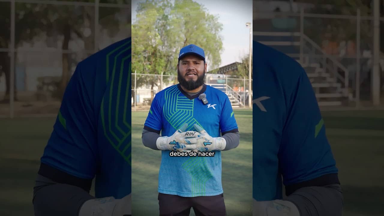 Lo que NO y lo que SÍ debes hacer en un 1 vs 1 #futbol #gloves #goalkeeper #guantesdeportero