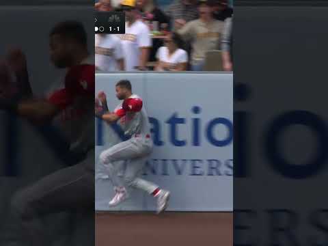 Justin Crawford slams into the wall for an INCREDIBLE catch! 😲