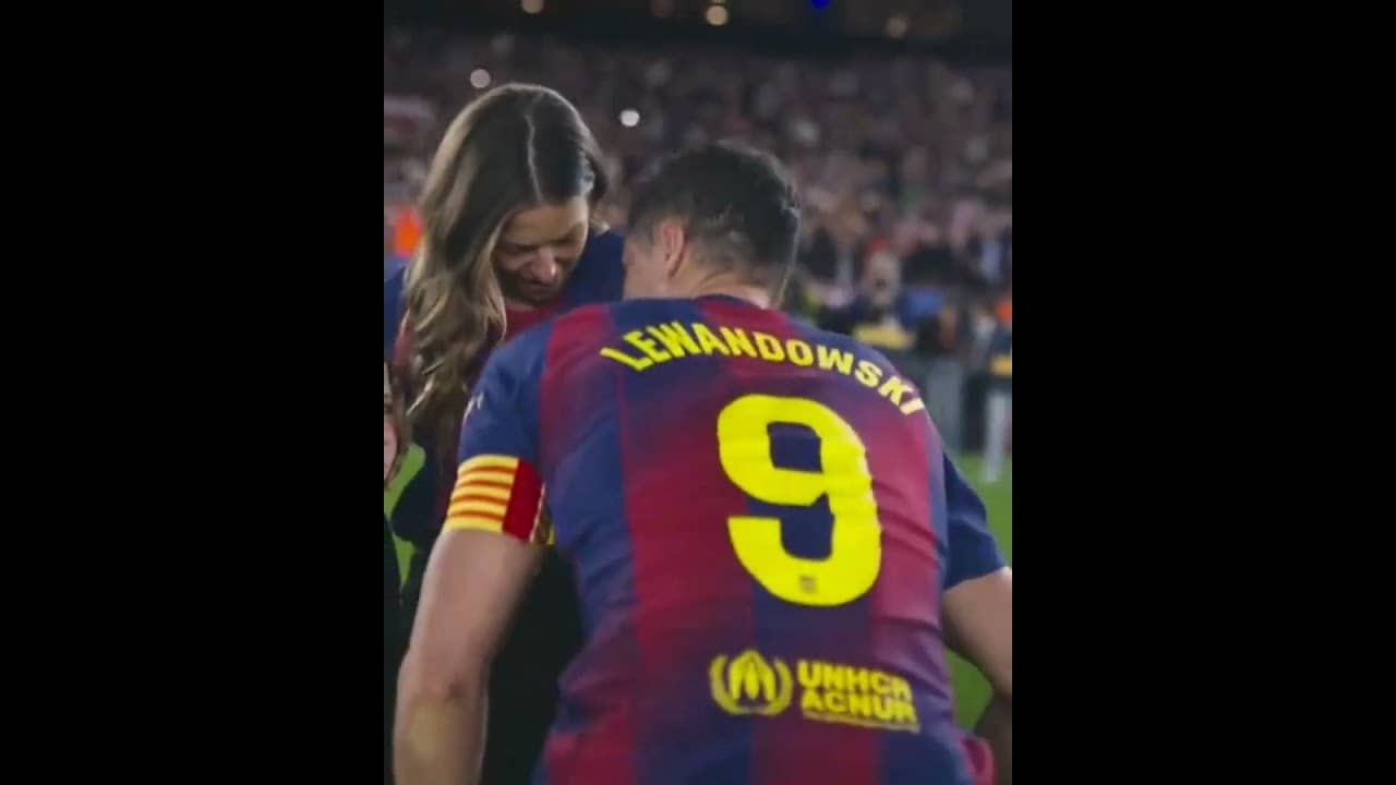 Robert Lewandowski embraces his family after his final home game with Barcelona 🥺